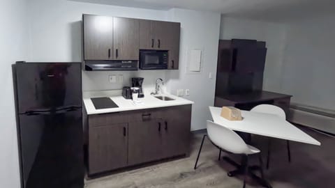 Coffee/tea maker, fridge, microwave, stovetop
