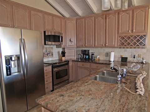 Now, this is what I call a Kitchen... no more skinny, little, galley style ones!