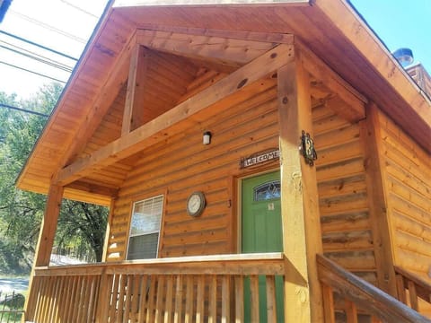 Antler`s Crossing 3: Western Cabin welcomes you