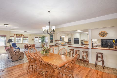 Enjoy your meals with family at the dinning table!