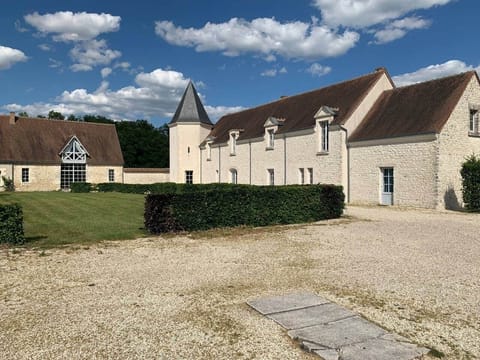 Le château de Bizard à votre arrivée : la demeure et la dépendance