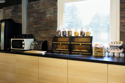 Breakfast, lunch, dinner served; Italian cuisine, pool views 