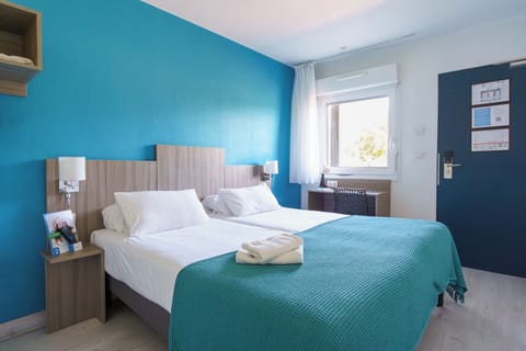 Standard Twin Room | Desk, blackout drapes, soundproofing, iron/ironing board