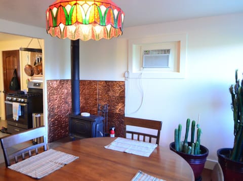 Dining room, seats 6