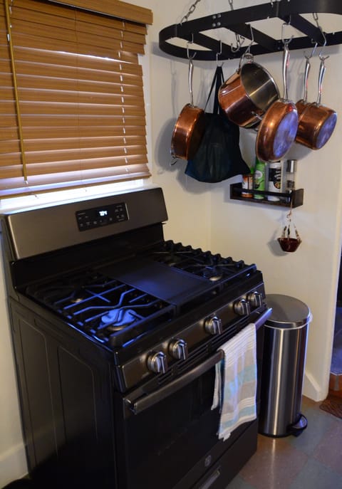 Gas stove with copper cookware