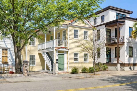 Welcome to your downtown Charleston rental! 
"6 Bedrooms! One Block to King Street :)"