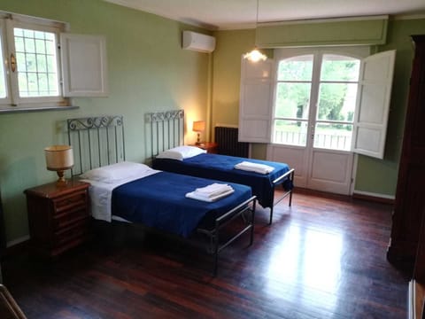 Twin Room, Private Bathroom (Verde) | Individually furnished, desk, free WiFi, bed sheets