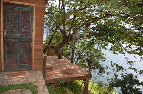Spectacular Lakefront tree house style cabin