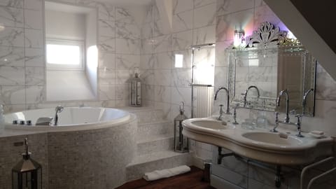 Honeymoon Double Room (Ange) | Private spa tub
