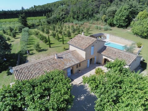 CHEVAL-BLANC vacation rental, comfortable house for rent in Provençal farmhouse for 6 people. Online reservation with Plaisirs & Maisons de Provence