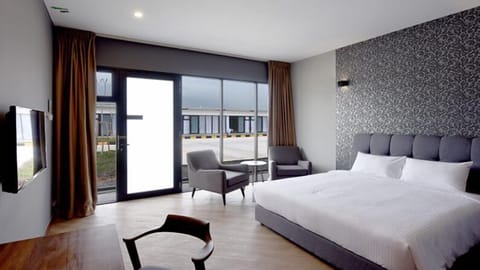 Studio, 1 King Bed | Minibar, in-room safe, desk, laptop workspace
