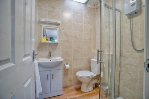 Family Room | Bathroom | Shower, rainfall showerhead, free toiletries, hair dryer