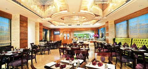 2 restaurants; breakfast, lunch, and dinner served