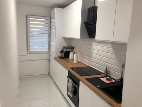 Apartment | Private kitchen | Oven, stovetop, dishwasher, electric kettle