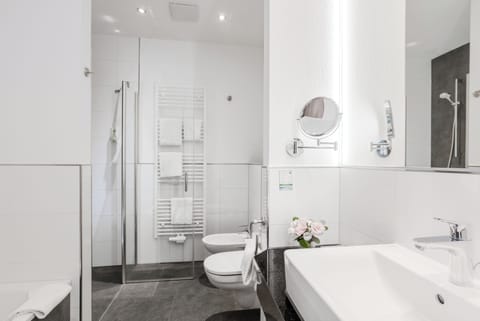 Deluxe Double Room | Bathroom | Free toiletries, hair dryer, bathrobes, slippers