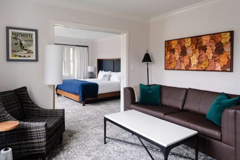 Junior Suite, 1 King Bed | In-room safe, desk, laptop workspace, blackout drapes