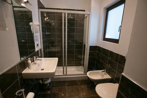 Shower, rainfall showerhead, free toiletries, hair dryer