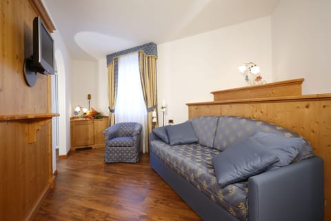 Double or Twin Room | Living area | Flat-screen TV