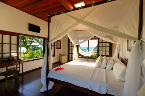 Quarto com Cama de Casal com Vista do Mar da Terceira Praia | Minibar, in-room safe, free WiFi, bed sheets