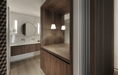 Deluxe Suite, 1 King Bed with Sofa bed | Bathroom sink