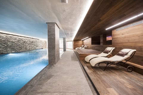 Indoor pool, sun loungers