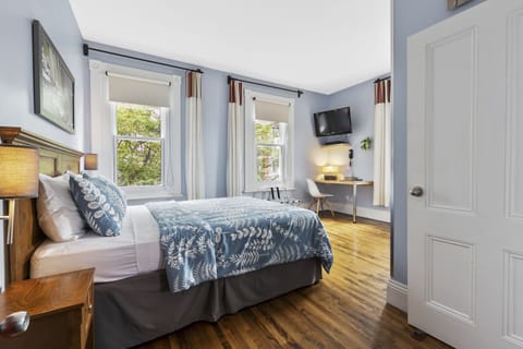 Comfort Suite | Premium bedding, iron/ironing board, cribs/infant beds, free WiFi