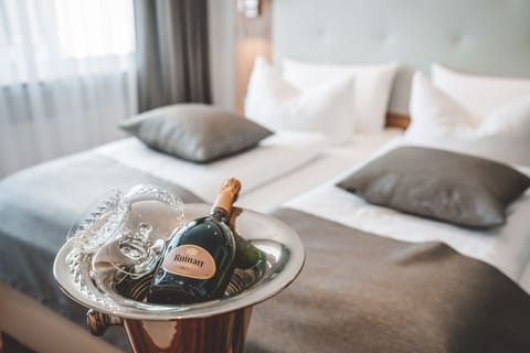 Apartment | Hypo-allergenic bedding, in-room safe, desk, free WiFi