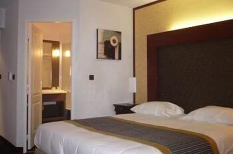 Premium bedding, minibar, desk, soundproofing