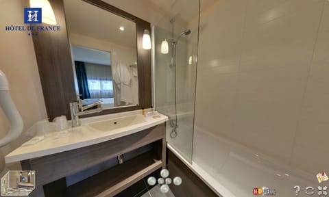 Executive Suite | Bathroom | Combined shower/tub, deep soaking tub, free toiletries, hair dryer
