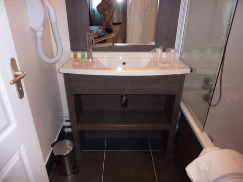 Double or Twin Room (Privilège) | Bathroom | Combined shower/tub, deep soaking tub, free toiletries, hair dryer