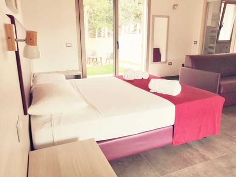 Family Room (Berchida) | Desk, soundproofing, free cribs/infant beds, rollaway beds