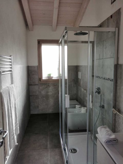Deluxe Room (La Caletta) | Bathroom | Shower, rainfall showerhead, bidet, towels