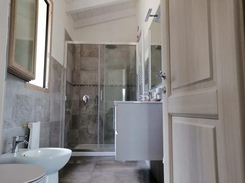 Double Room | Bathroom | Shower, rainfall showerhead, bidet, towels