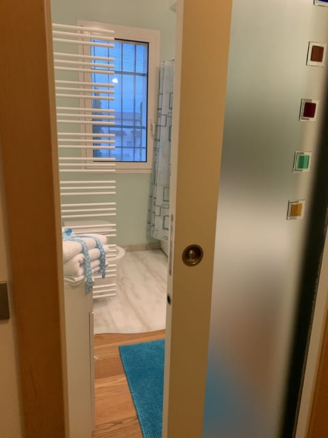 Superior Room, 1 King Bed | Bathroom | Free toiletries, hair dryer, bidet, towels