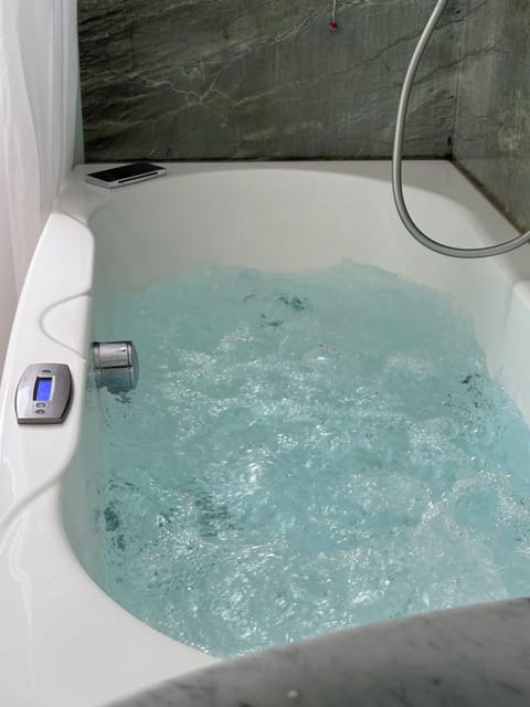 Superior Room, 1 King Bed | Bathroom | Free toiletries, hair dryer, bidet, towels