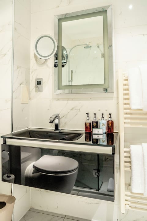 Double Guest Room | Bathroom | Eco-friendly toiletries, hair dryer, towels, soap