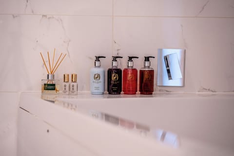 King Junior Suite | Bathroom | Eco-friendly toiletries, hair dryer, towels, soap