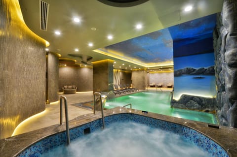 Couples treatment rooms, sauna, hot tub, steam room, hot springs