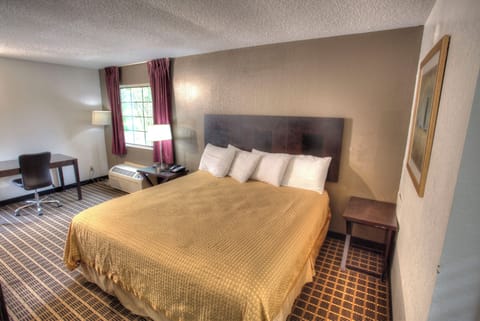 Classic Single Room, 1 King Bed, Non Smoking | Desk, iron/ironing board, free WiFi, bed sheets