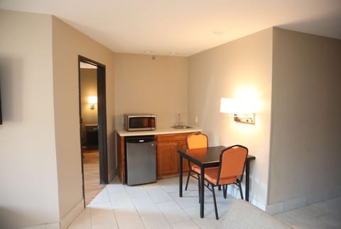 Deluxe Suite, 1 King Bed, Non Smoking | Hypo-allergenic bedding, pillowtop beds, desk, blackout drapes