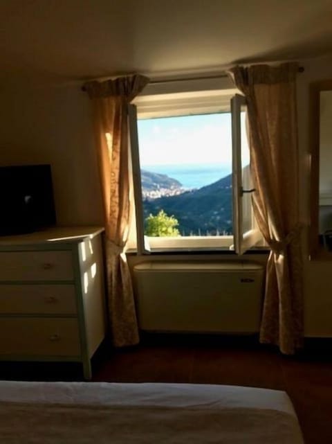 Double Room, Balcony, Sea View (Vernazza) | Free minibar items, in-room safe, individually decorated