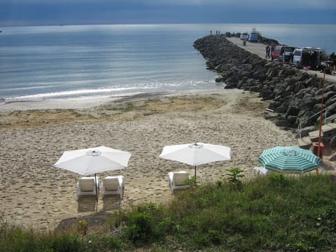 Beach nearby, beach bar