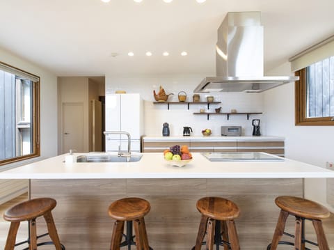 Birchwood | Private kitchen | Fridge, microwave, oven, stovetop