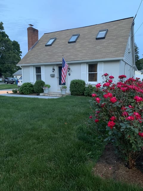 Quaint cottage at private beach association 