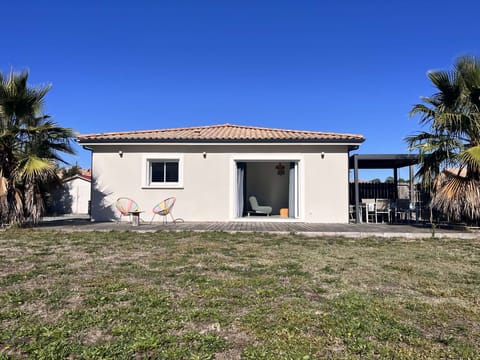 Villa 6 persons : terrace 100 m² + dining table 6 persons + patio with outside living room