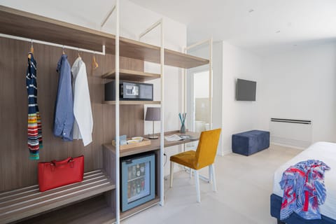 Junior Studio Suite | Down comforters, minibar, in-room safe, blackout drapes