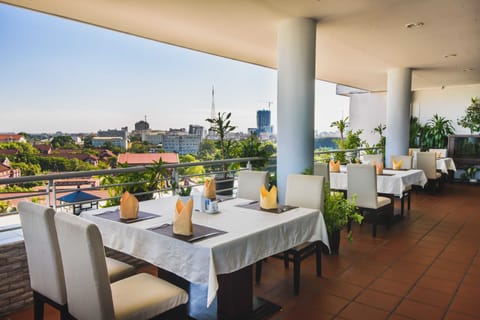 3 restaurants; breakfast, lunch, dinner, and brunch served