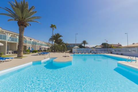 2 outdoor pools
