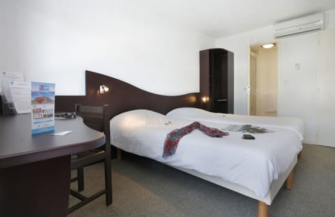 Premium bedding, desk, iron/ironing board, free WiFi
