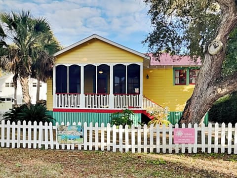 Coastal Soul Cottage - Bright and Fun adorable cottage